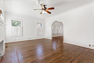 1002 Valencia St in Dallas, TX - Building Photo - Building Photo