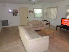 799 10th Ave in New Smyrna Beach, FL - Building Photo - Building Photo