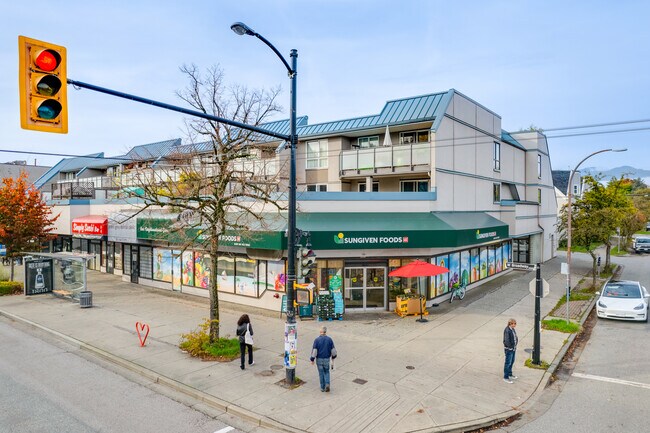 2475 Blenheim St in Vancouver, BC - Building Photo - Building Photo
