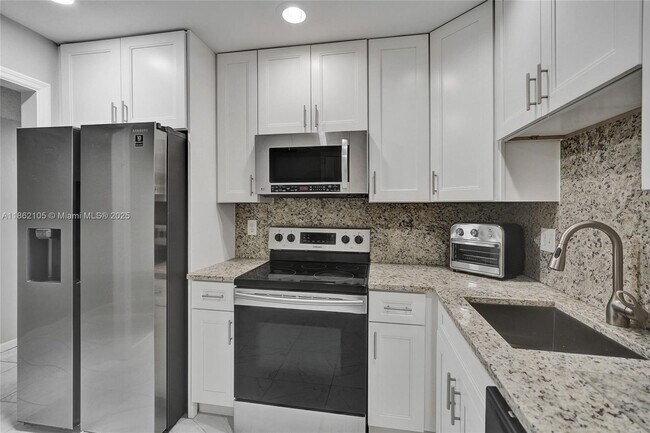 4821 NW 22nd Ct in Lauderhill, FL - Building Photo - Building Photo