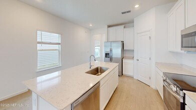 6896 Friendship Fountain Ave in Jacksonville, FL - Building Photo - Building Photo