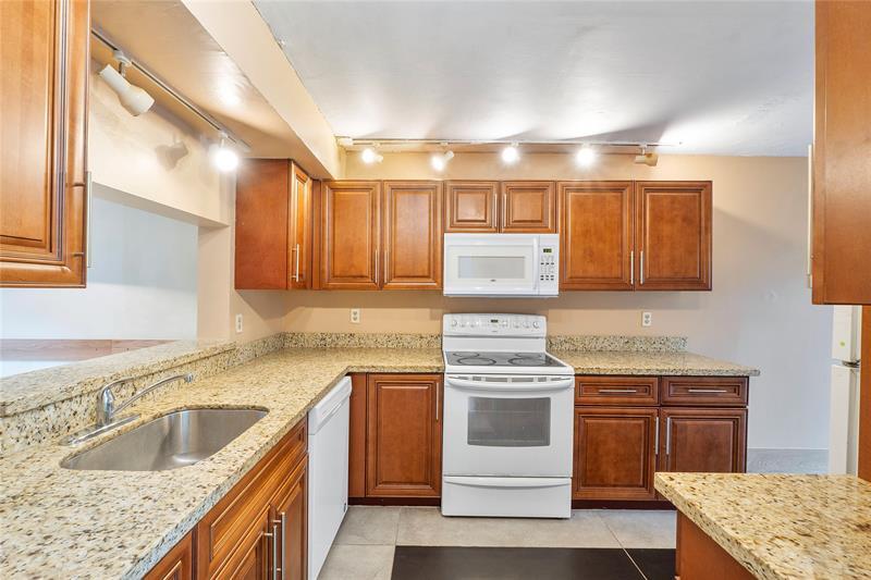 2157 NW 37th Ave in Coconut Creek, FL - Building Photo
