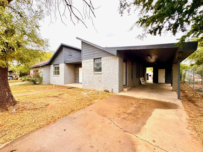 500 Orleans Loop in Laredo, TX - Foto de edificio - Building Photo