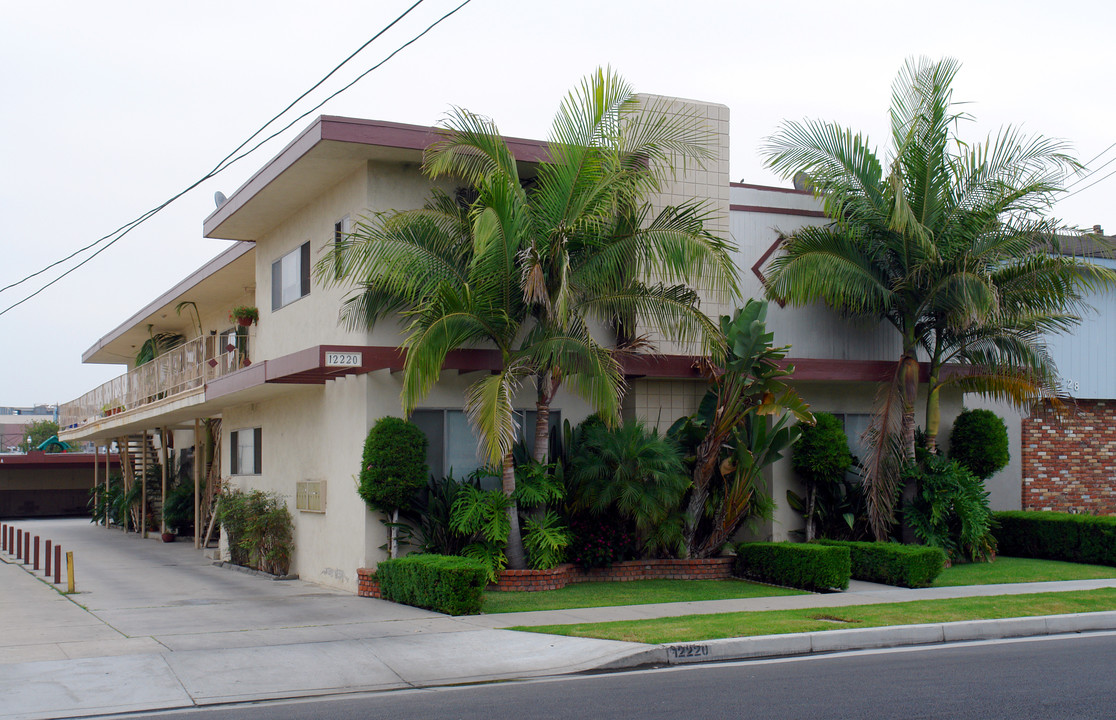 12220 Grevillea Ave in Hawthorne, CA - Building Photo