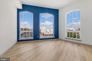 689 N Broad St in Philadelphia, PA - Building Photo