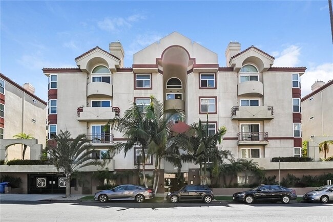 property at 620 S Gramercy Pl