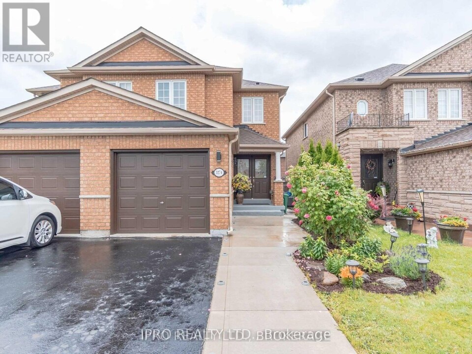 3274 Raindance Crescent in Mississauga, ON - Building Photo