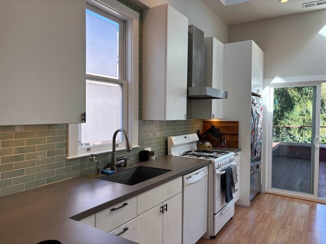 1566 Newcomb Ave in San Francisco, CA - Foto de edificio - Building Photo