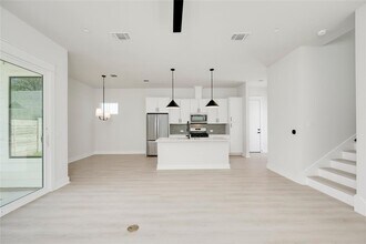 2725 Bristol Dr in Austin, TX - Building Photo - Building Photo