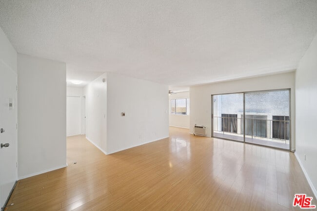 7032 Lanewood Ave in Los Angeles, CA - Building Photo - Building Photo