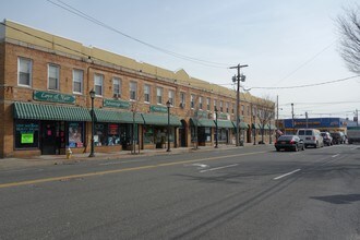 942-956 Hempstead Tpke in Franklin Square, NY - Building Photo - Building Photo