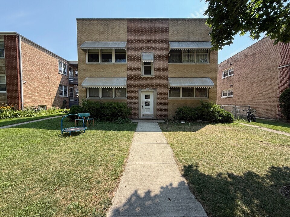 9029 La Crosse Ave in Skokie, IL - Building Photo