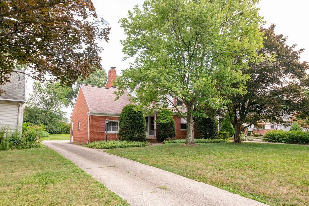 21709 Halworth Rd in Shaker Heights, OH - Building Photo