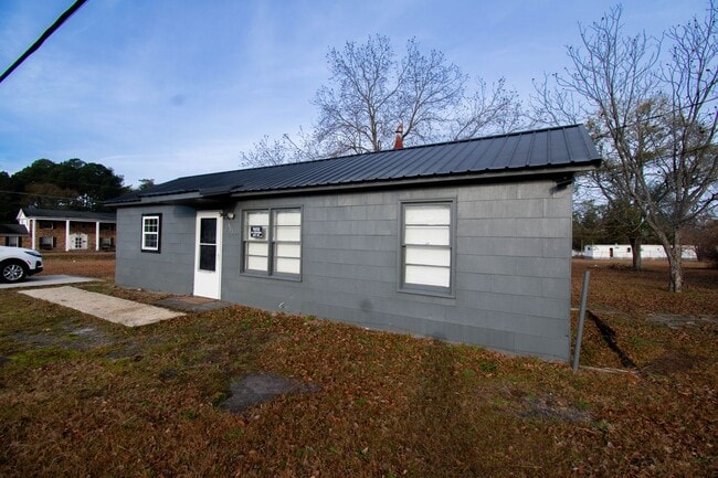 401 Eva Cir in Spring Lake, NC - Building Photo - Building Photo