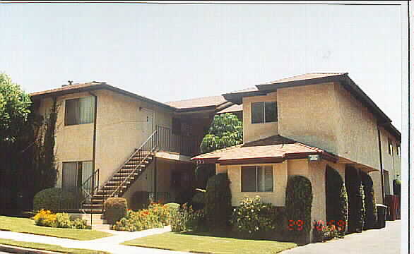 122 N Primrose Ave in Monrovia, CA - Foto de edificio - Building Photo