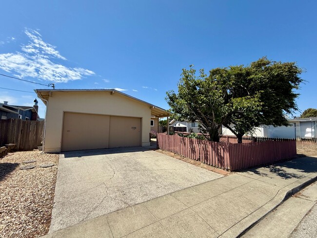1088 Manzanita Dr in Pacifica, CA - Building Photo - Building Photo
