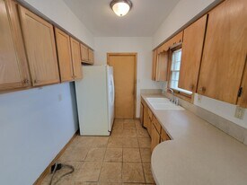 402 Beverly Hills St in Waterloo, IA - Building Photo