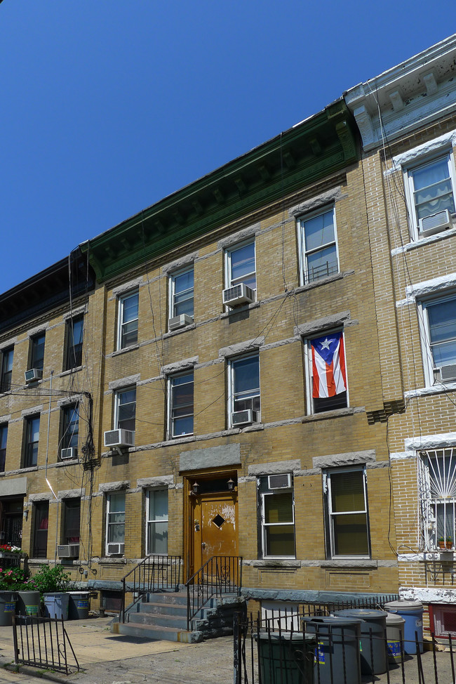 17-23 Menahan St in Ridgewood, NY - Foto de edificio - Building Photo