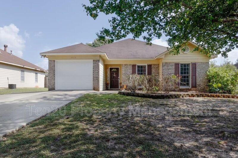 6028 N Pointe Dr in Columbus, GA - Building Photo