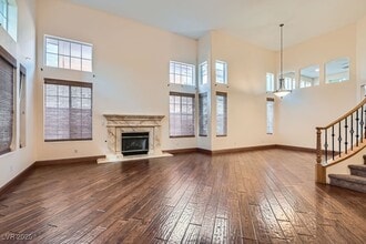 136 N Ring Dove Dr in Las Vegas, NV - Building Photo - Building Photo