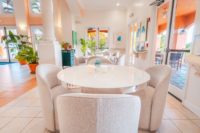 Falls Of Pembroke in Pembroke Pines, FL - Building Photo - Building Photo