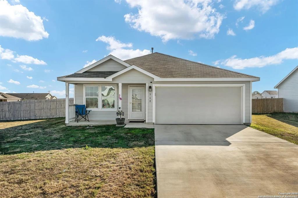 360 Agave Cir in Jourdanton, TX - Building Photo