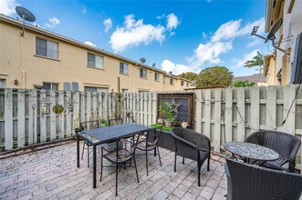 6940 NW 177th St in Hialeah, FL - Building Photo - Building Photo