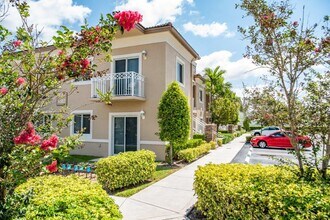 Legacy Villa Vicenza in Hialeah Gardens, FL - Foto de edificio - Building Photo