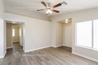 8647 W Mariposa Dr, Unit 220 in Phoenix, AZ - Building Photo - Building Photo