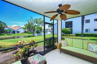 637 Beachwalk Cir in Naples, FL - Building Photo
