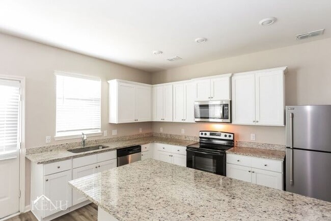 2022 Delta Downs Dr in Seagoville, TX - Foto de edificio - Building Photo