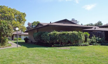 1967 Desert Cir in Walnut Creek, CA - Foto de edificio - Building Photo