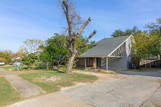 6901 Woodhue Dr in Austin, TX - Building Photo - Building Photo