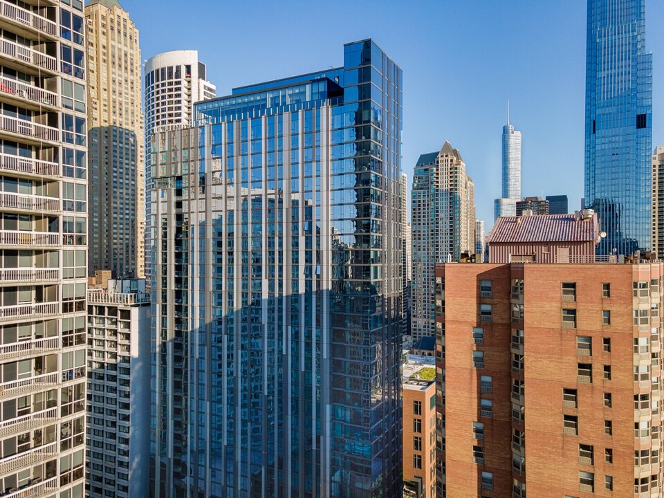 State & Chestnut in Chicago, IL - Building Photo