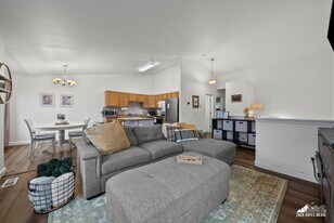 5619 E 43rd Ave in Anchorage, AK - Building Photo