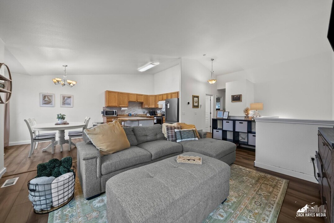 5619 E 43rd Ave in Anchorage, AK - Building Photo