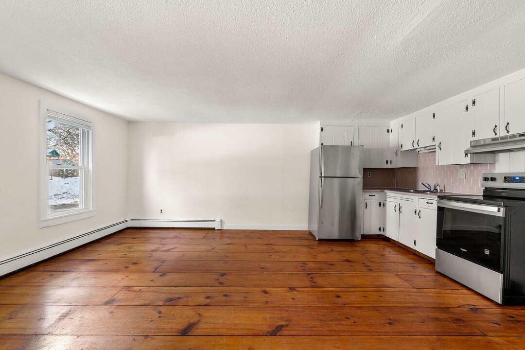 97 Groton St in Pepperell, MA - Building Photo