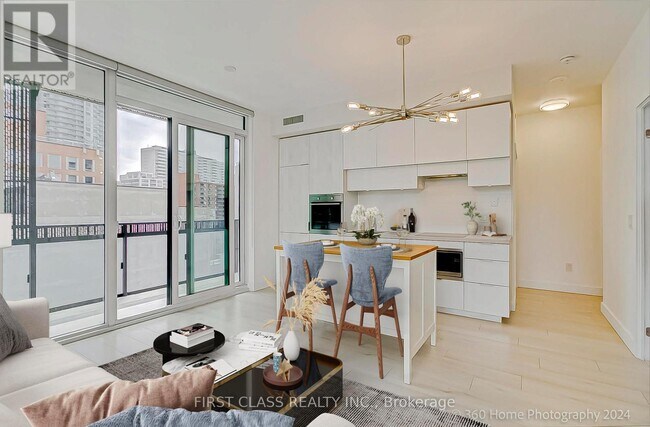 8 Eglinton Ave E in Toronto, ON - Building Photo - Building Photo