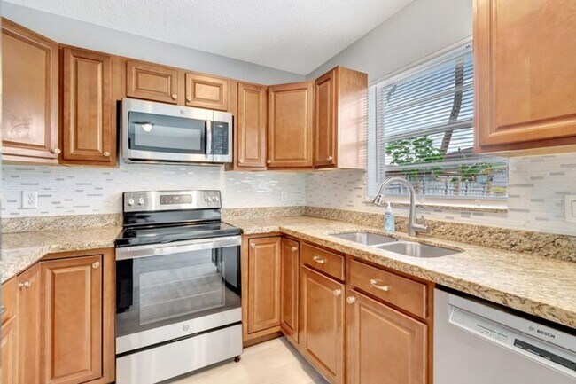 1016 W Lakewood Rd in West Palm Beach, FL - Building Photo - Building Photo