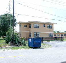 1680-1690 NE 151st St in Miami, FL - Foto de edificio - Building Photo