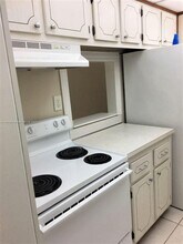 14201 N Kendall Dr in Miami, FL - Building Photo - Building Photo