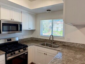 247 Alestar St, Unit 4 in Vista, CA - Building Photo - Building Photo