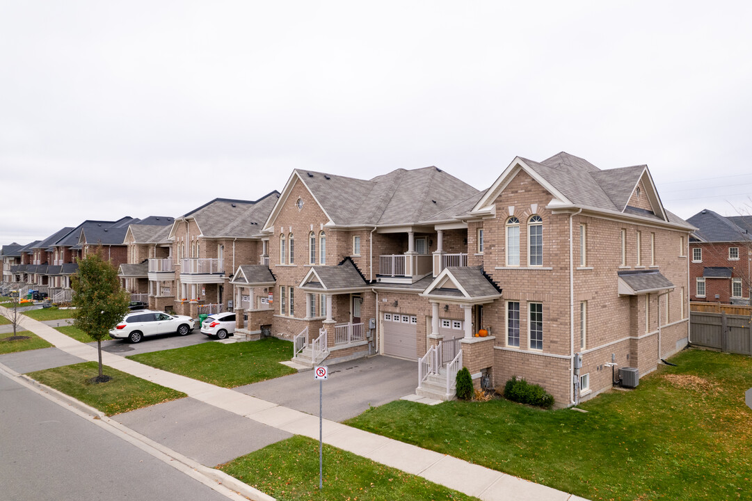 17 Ledger Point Cres in Brampton, ON - Building Photo