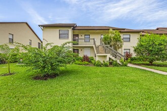 9295 Lake Park Dr, Unit 201 in Ft. Myers, FL - Building Photo - Building Photo