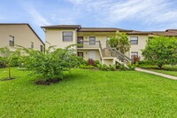 9295 Lake Park Dr, Unit 201 in Ft. Myers, FL - Foto de edificio - Building Photo