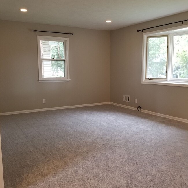7106 Pine Dr in La Vista, NE - Building Photo - Building Photo