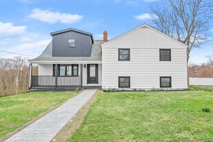 141 Ridgewood Dr in Milford, CT - Building Photo