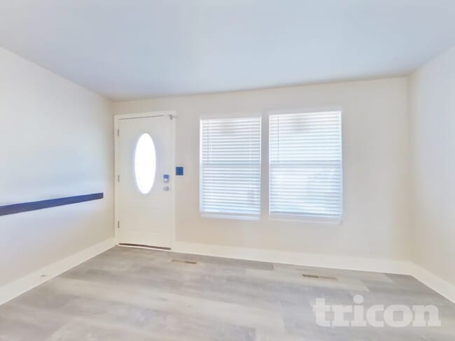 9972 S 730 E in Sandy, UT - Foto de edificio - Building Photo