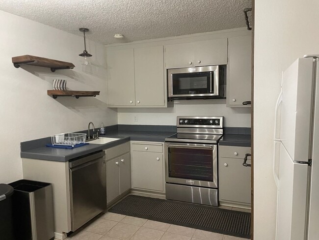 1281 Bonanza Ave in South Lake Tahoe, CA - Building Photo - Building Photo