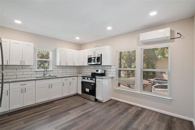 4313 Harrisburg Blvd in Houston, TX - Building Photo - Building Photo